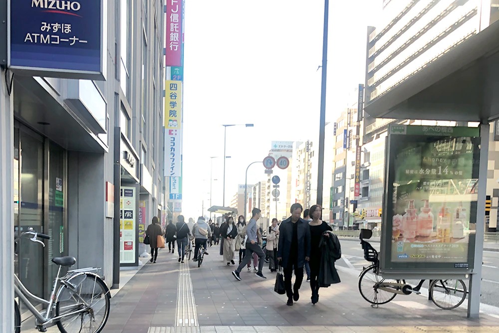 天王寺駅近隣のみずほ銀行階段直進